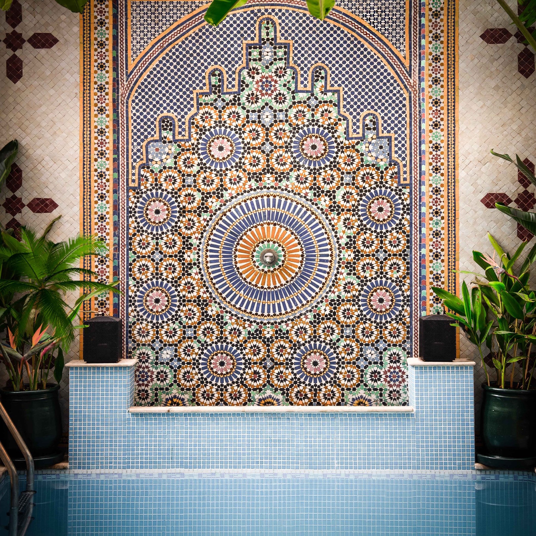 Piscine et mur en zellige de l’Hôtel Safia