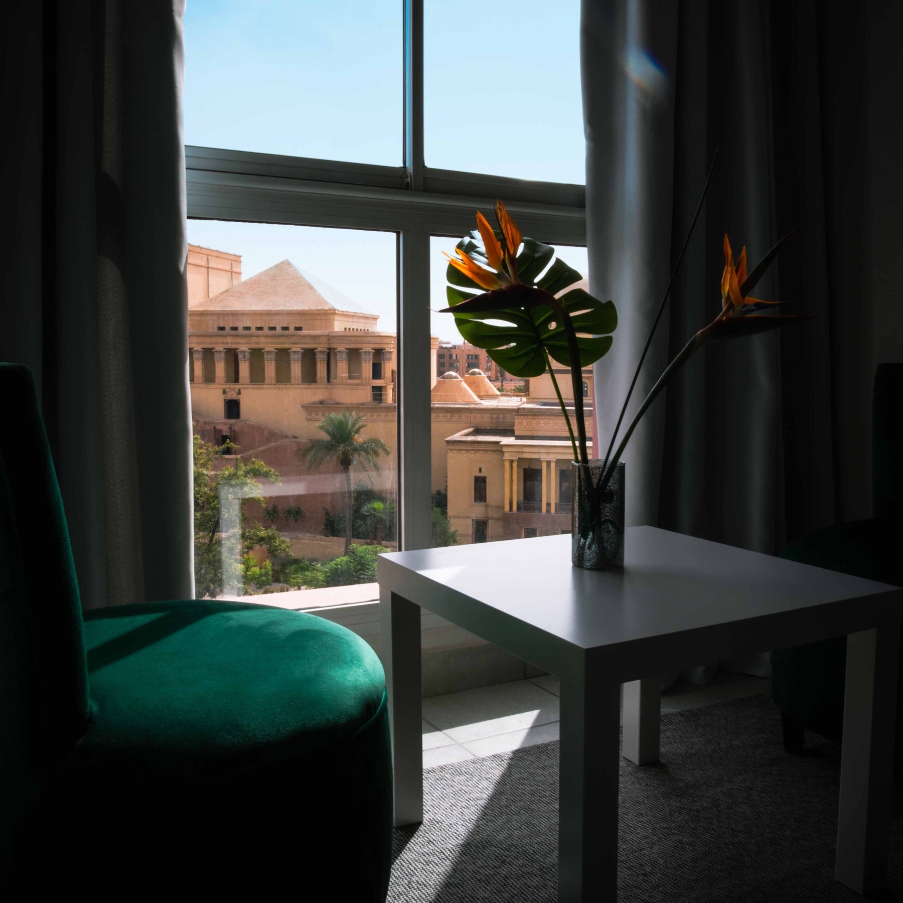 Fauteuils verts et fleurs dans une chambre de l’Hôtel Safia