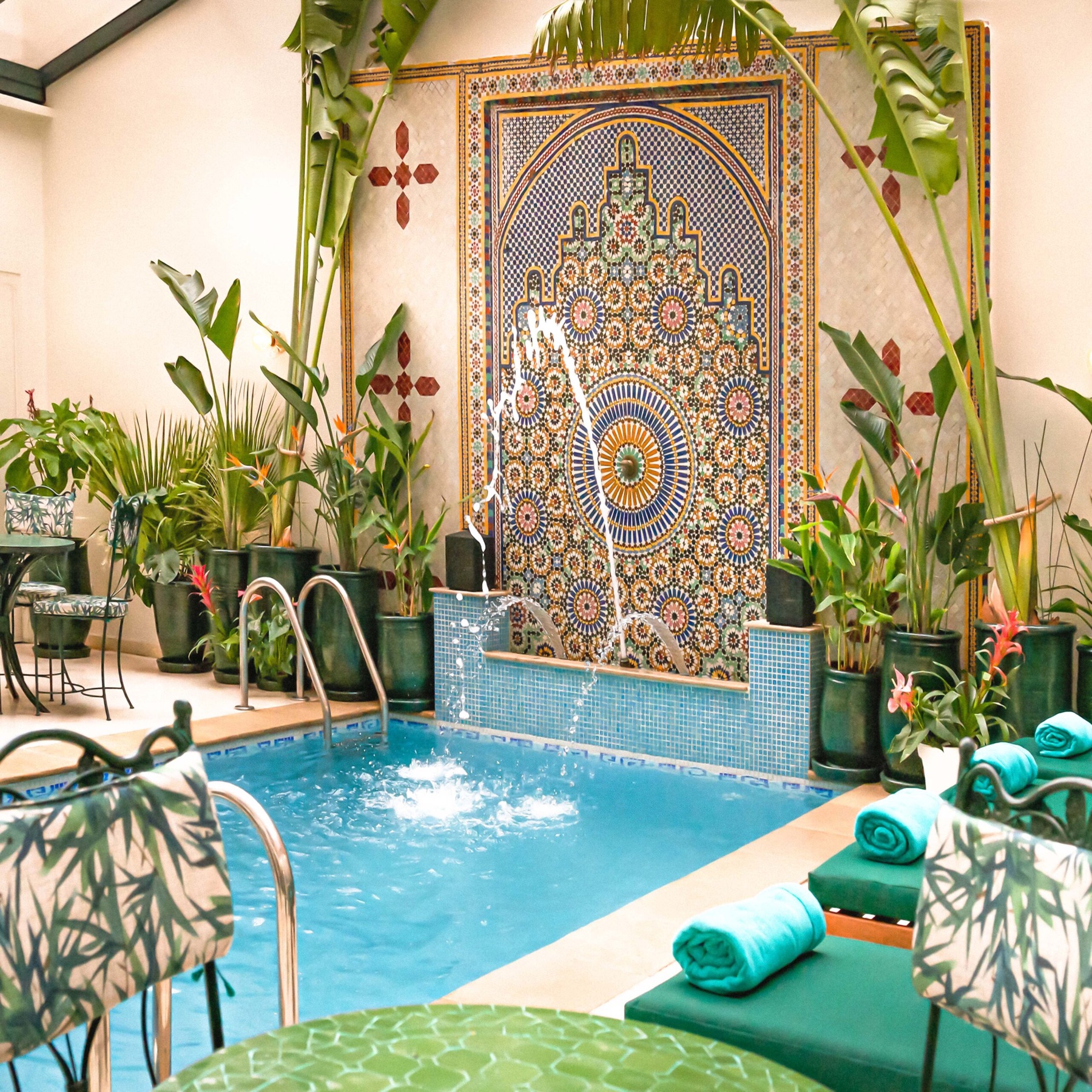 Piscine et mur en zellige de l’Hôtel Safia