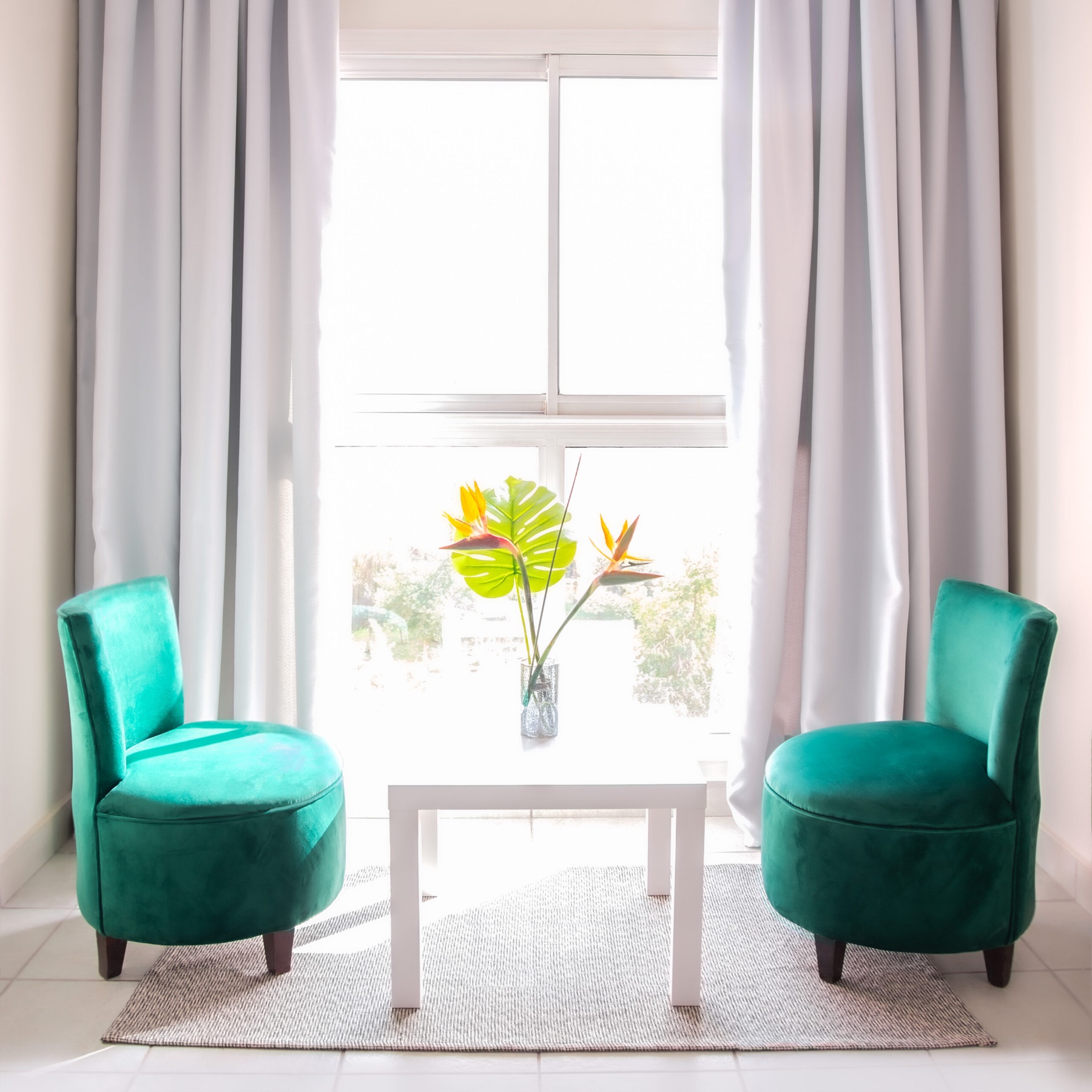 Fauteuils verts et fleurs dans une chambre de l’Hôtel Safia